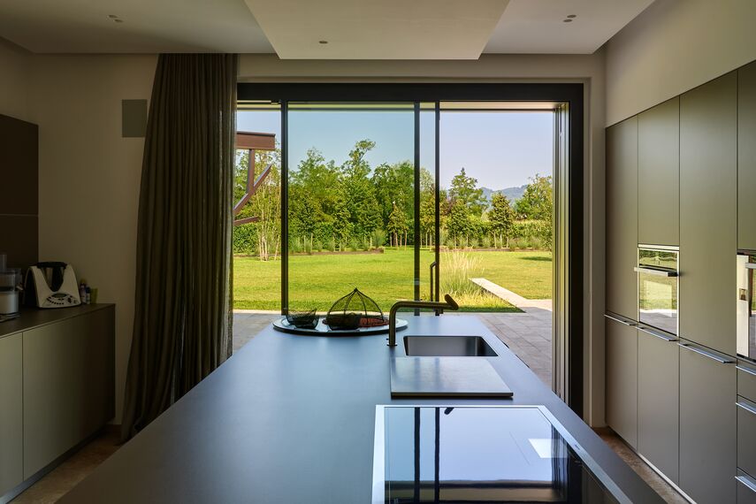 HiFinity Drzwi przesuwne aluminiowe - House Villa Hi-Finity Bergamo zlokalizowany w Bergamo, Włochy