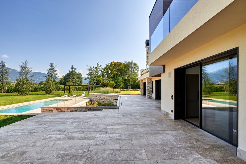 HiFinity Drzwi przesuwne aluminiowe - House Villa Hi-Finity Bergamo zlokalizowany w Bergamo, Włochy