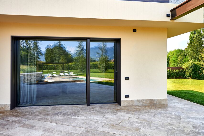 HiFinity Drzwi przesuwne aluminiowe - House Villa Hi-Finity Bergamo zlokalizowany w Bergamo, Włochy