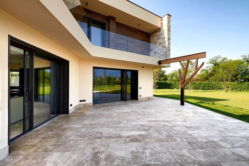 HiFinity Drzwi przesuwne aluminiowe - House Villa Hi-Finity Bergamo zlokalizowany w Bergamo, Włochy