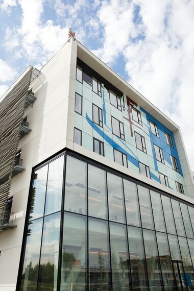ConceptSystem 77 Okna aluminiowe, BriseSoleil 100 Osłony przeciwsłoneczne oraz CS 77 Fire Proof Okna aluminiowe - AZ Sint Maarten zlokalizowany w Mechelen, België