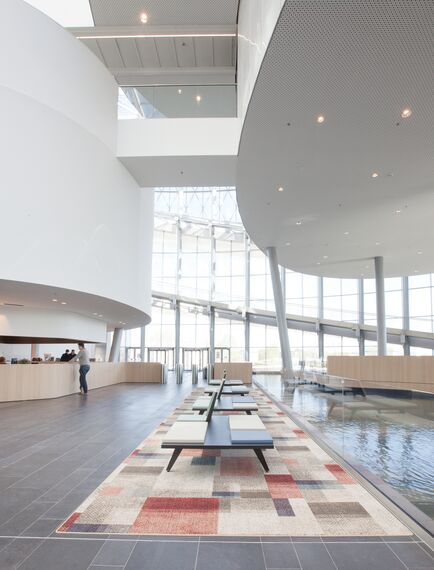 ConceptSystem 77 Okna aluminiowe oraz ConceptWall 50 Ściany osłonowe aluminiowe - Office building Barco One Campus zlokalizowany w Kortrijk, België