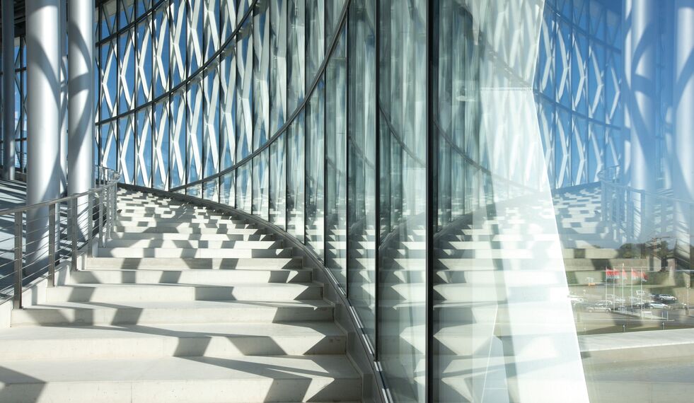 ConceptSystem 77 Okna aluminiowe oraz ConceptWall 50 Ściany osłonowe aluminiowe - Office building Barco One Campus zlokalizowany w Kortrijk, België