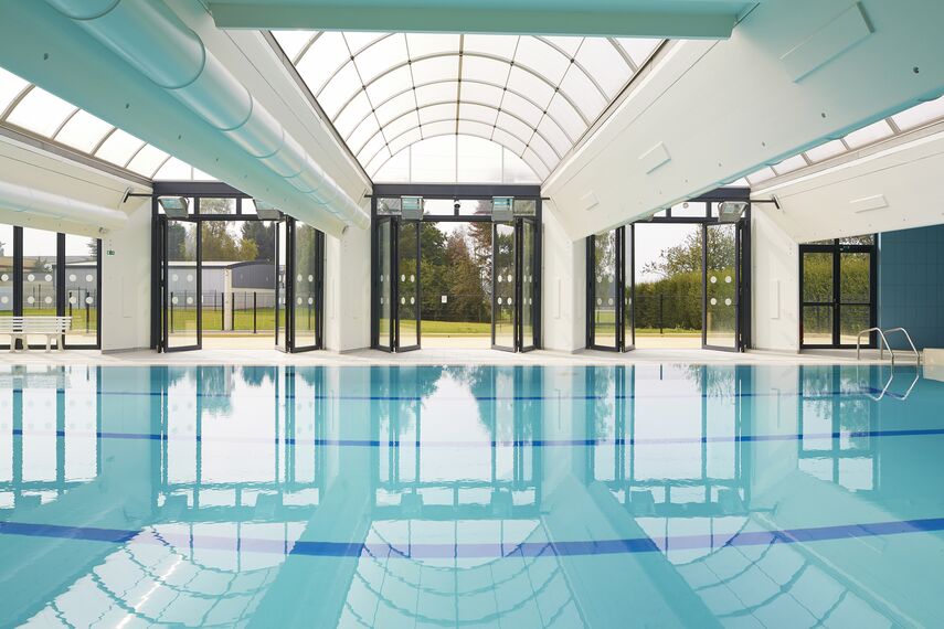 CS 86-HI (c) Systemy anulowane oraz ConceptFolding 77 Drzwi przesuwne aluminiowe - Swimming pool Swimming Pool zlokalizowany wFrancja