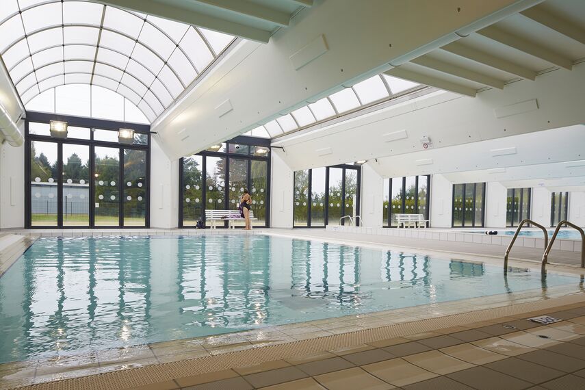 CS 86-HI (c) Systemy anulowane oraz ConceptFolding 77 Drzwi przesuwne aluminiowe - Swimming pool Swimming Pool zlokalizowany wFrancja