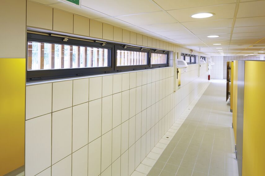 CS 86-HI (c) Systemy anulowane oraz ConceptFolding 77 Drzwi przesuwne aluminiowe - Swimming pool Swimming Pool zlokalizowany wFrancja