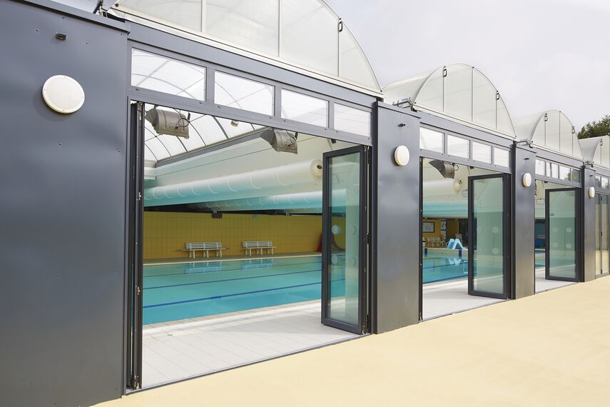 CS 86-HI (c) Systemy anulowane oraz ConceptFolding 77 Drzwi przesuwne aluminiowe - Swimming pool Swimming Pool zlokalizowany wFrancja