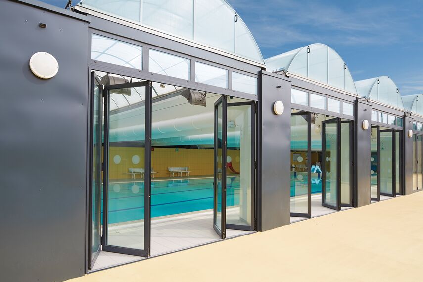 CS 86-HI (c) Systemy anulowane oraz ConceptFolding 77 Drzwi przesuwne aluminiowe - Swimming pool Swimming Pool zlokalizowany wFrancja