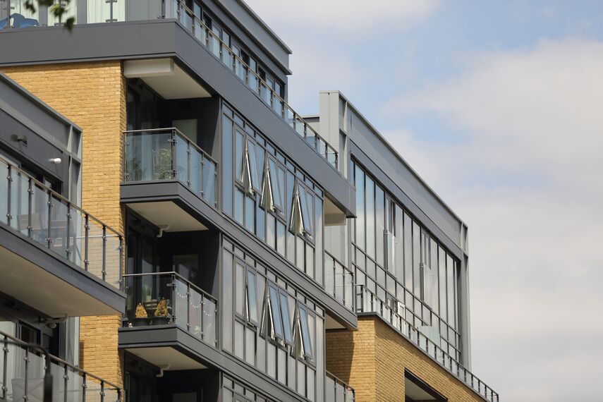 CS 38-SL Systemy anulowane, ConceptSystem 77 Okna aluminiowe, ConceptPatio 130 Drzwi przesuwne aluminiowe, Vision 50 Drzwi aluminiowe oraz ConceptWall 50 Ściany osłonowe aluminiowe - Apartmentcompleks Paynes & Borthwick zlokalizowany w London, Zjednoczone Królestwo