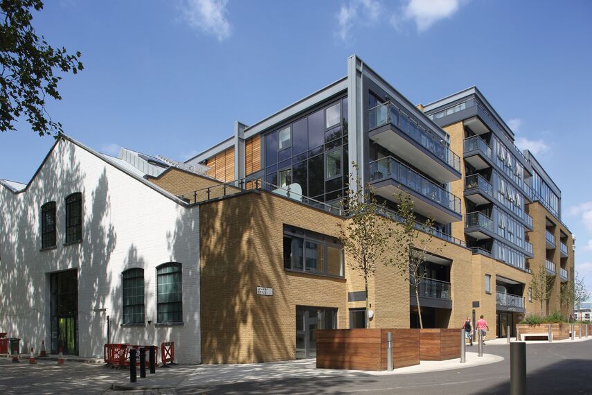 CS 38-SL Systemy anulowane, ConceptSystem 77 Okna aluminiowe, ConceptPatio 130 Drzwi przesuwne aluminiowe, Vision 50 Drzwi aluminiowe oraz ConceptWall 50 Ściany osłonowe aluminiowe - Apartmentcompleks Paynes & Borthwick zlokalizowany w London, Zjednoczone Królestwo