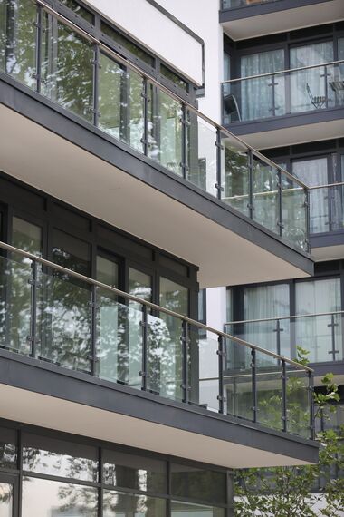 CS 38-SL Systemy anulowane, ConceptSystem 77 Okna aluminiowe, ConceptPatio 130 Drzwi przesuwne aluminiowe, Vision 50 Drzwi aluminiowe oraz ConceptWall 50 Ściany osłonowe aluminiowe - Apartmentcompleks Paynes & Borthwick zlokalizowany w London, Zjednoczone Królestwo