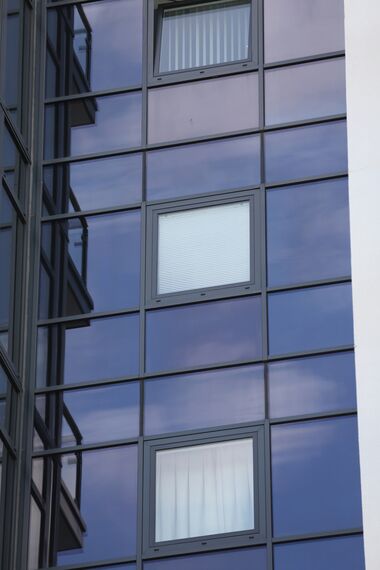 CS 38-SL Systemy anulowane, ConceptSystem 77 Okna aluminiowe, ConceptPatio 130 Drzwi przesuwne aluminiowe, Vision 50 Drzwi aluminiowe oraz ConceptWall 50 Ściany osłonowe aluminiowe - Apartmentcompleks Paynes & Borthwick zlokalizowany w London, Zjednoczone Królestwo