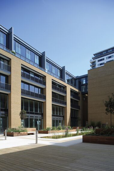 CS 38-SL Systemy anulowane, ConceptSystem 77 Okna aluminiowe, ConceptPatio 130 Drzwi przesuwne aluminiowe, Vision 50 Drzwi aluminiowe oraz ConceptWall 50 Ściany osłonowe aluminiowe - Apartmentcompleks Paynes & Borthwick zlokalizowany w London, Zjednoczone Królestwo