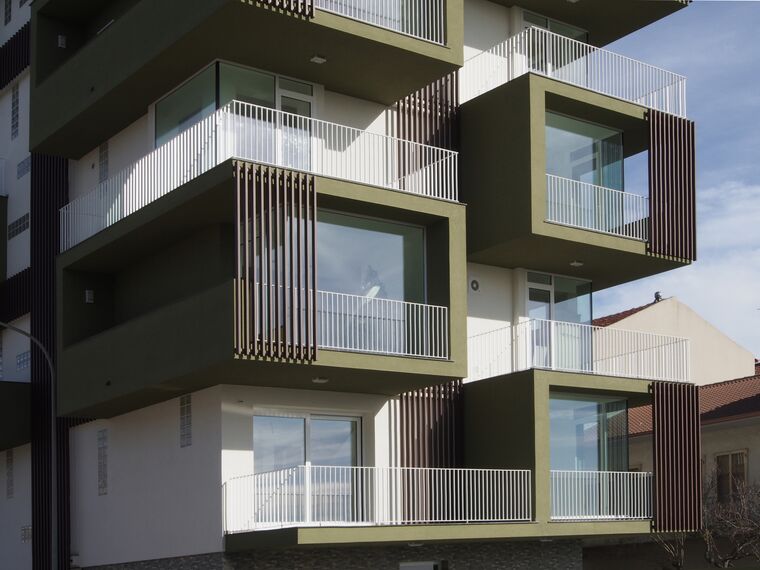 ConceptSystem 77 Okna aluminiowe, ThermoSystem 68 Okna aluminiowe oraz ConceptPatio 68 Drzwi przesuwne aluminiowe - Apartmentcompleks La casa sull'olivo zlokalizowany w Ragusa, Włochy