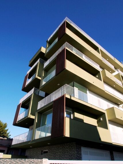 ConceptSystem 77 Okna aluminiowe, ThermoSystem 68 Okna aluminiowe oraz ConceptPatio 68 Drzwi przesuwne aluminiowe - Apartmentcompleks La casa sull'olivo zlokalizowany w Ragusa, Włochy