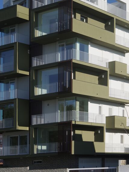 ConceptSystem 77 Okna aluminiowe, ThermoSystem 68 Okna aluminiowe oraz ConceptPatio 68 Drzwi przesuwne aluminiowe - Apartmentcompleks La casa sull'olivo zlokalizowany w Ragusa, Włochy