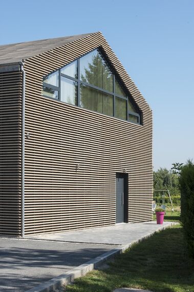 ConceptDoor 50 Drzwi aluminiowe, ThermoSystem 57 Okna aluminiowe, ConceptPatio 130 Drzwi przesuwne aluminiowe, CP 50 Drzwi przesuwne aluminiowe oraz ConceptFolding 77 Drzwi przesuwne aluminiowe - House Private House Anstaing zlokalizowany wFrancja