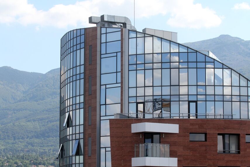 ConceptWall 50 Ściany osłonowe aluminiowe, ConceptSystem 77 Drzwi aluminiowe, ConceptSystem 77 Okna aluminiowe oraz BriseSoleil 40 Osłony przeciwsłoneczne - Silver city tower residential complex zlokalizowany w Sofia, Bulgarije