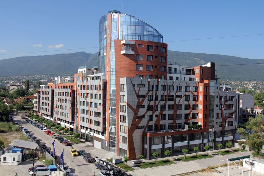 ConceptWall 50 Ściany osłonowe aluminiowe, ConceptSystem 77 Drzwi aluminiowe, ConceptSystem 77 Okna aluminiowe oraz BriseSoleil 40 Osłony przeciwsłoneczne - Silver city tower residential complex zlokalizowany w Sofia, Bulgarije