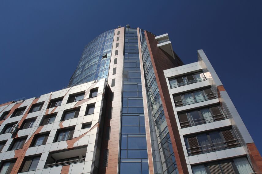 ConceptWall 50 Ściany osłonowe aluminiowe, ConceptSystem 77 Drzwi aluminiowe, ConceptSystem 77 Okna aluminiowe oraz BriseSoleil 40 Osłony przeciwsłoneczne - Silver city tower residential complex zlokalizowany w Sofia, Bulgarije