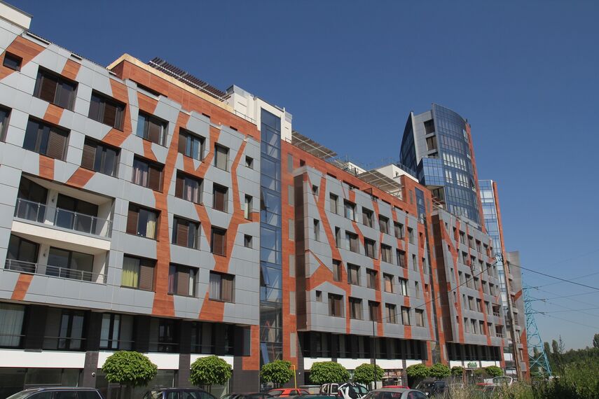 ConceptWall 50 Ściany osłonowe aluminiowe, ConceptSystem 77 Drzwi aluminiowe, ConceptSystem 77 Okna aluminiowe oraz BriseSoleil 40 Osłony przeciwsłoneczne - Silver city tower residential complex zlokalizowany w Sofia, Bulgarije