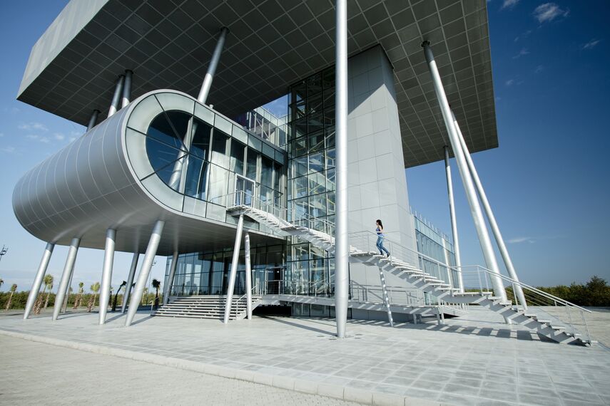 ConceptSystem 77 Drzwi aluminiowe, ConceptSystem 77 Okna aluminiowe oraz CW 50-SC Ściany osłonowe aluminiowe - Lazika Municipalty zlokalizowany w Lazika, Gruzja