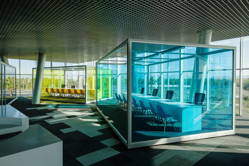 ConceptSystem 77 Drzwi aluminiowe, ConceptSystem 77 Okna aluminiowe oraz CW 50-SC Ściany osłonowe aluminiowe - Lazika Municipalty zlokalizowany w Lazika, Gruzja