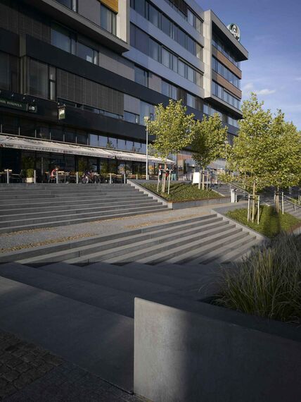 CS 86-HI (c) Systemy anulowane oraz ConceptWall 50 Ściany osłonowe aluminiowe - Západní mêsto (city west) Office Building zlokalizowany w Prague, Czechy