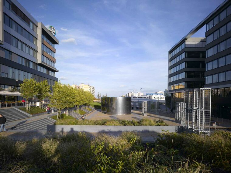 CS 86-HI (c) Systemy anulowane oraz ConceptWall 50 Ściany osłonowe aluminiowe - Západní mêsto (city west) Office Building zlokalizowany w Prague, Czechy