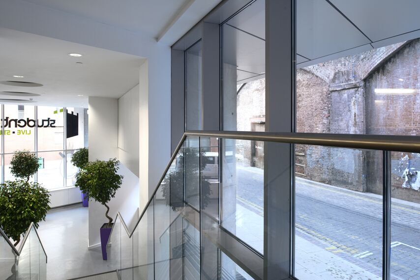 ConceptWall 50 Ściany osłonowe aluminiowe, ConceptSystem 68 Okna aluminiowe, Vision 50 Drzwi aluminiowe oraz ConceptWall 60 Ściany osłonowe aluminiowe - Student Accomodation zlokalizowany w Manchester, Zjednoczone Królestwo
