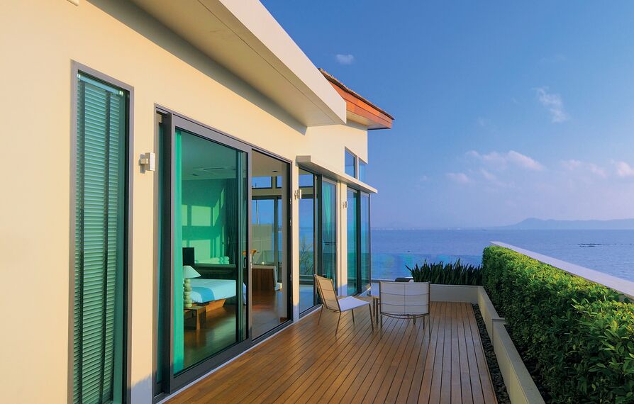 CP 96 Drzwi przesuwne aluminiowe, ConceptSystem 59Pa Drzwi aluminiowe oraz ConceptSystem 59Pa Okna aluminiowe - Villa Eva Beach Resort zlokalizowany w Phuket, Tajlandia