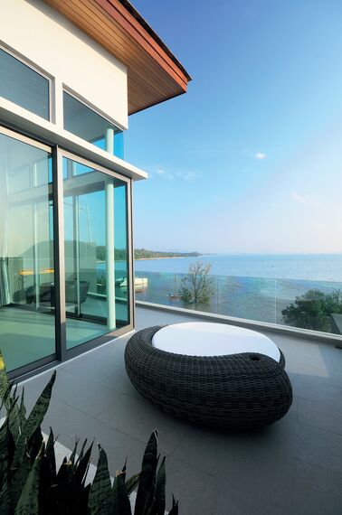 CP 96 Drzwi przesuwne aluminiowe, ConceptSystem 59Pa Drzwi aluminiowe oraz ConceptSystem 59Pa Okna aluminiowe - Villa Eva Beach Resort zlokalizowany w Phuket, Tajlandia