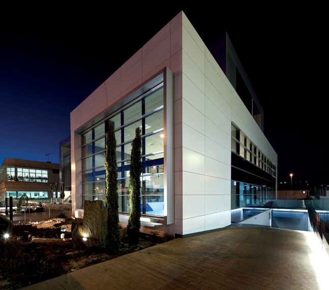 EcoSystem 50 Drzwi aluminiowe, ConceptSystem 77 Okna aluminiowe, ConceptSystem 77 Drzwi aluminiowe, EcoSystem 50 Okna aluminiowe oraz ConceptWall 50 Ściany osłonowe aluminiowe - Ferbocar zlokalizowany w Madrid, Hiszpania