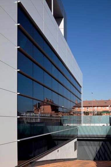 EcoSystem 50 Drzwi aluminiowe, ConceptSystem 77 Okna aluminiowe, ConceptSystem 77 Drzwi aluminiowe, EcoSystem 50 Okna aluminiowe oraz ConceptWall 50 Ściany osłonowe aluminiowe - Ferbocar zlokalizowany w Madrid, Hiszpania