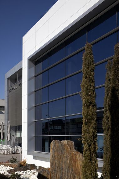 EcoSystem 50 Drzwi aluminiowe, ConceptSystem 77 Okna aluminiowe, ConceptSystem 77 Drzwi aluminiowe, EcoSystem 50 Okna aluminiowe oraz ConceptWall 50 Ściany osłonowe aluminiowe - Ferbocar zlokalizowany w Madrid, Hiszpania