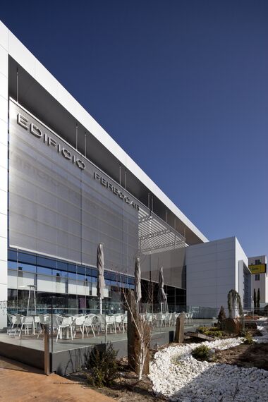 EcoSystem 50 Drzwi aluminiowe, ConceptSystem 77 Okna aluminiowe, ConceptSystem 77 Drzwi aluminiowe, EcoSystem 50 Okna aluminiowe oraz ConceptWall 50 Ściany osłonowe aluminiowe - Ferbocar zlokalizowany w Madrid, Hiszpania