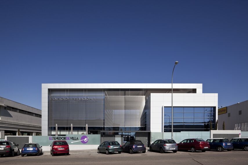 EcoSystem 50 Drzwi aluminiowe, ConceptSystem 77 Okna aluminiowe, ConceptSystem 77 Drzwi aluminiowe, EcoSystem 50 Okna aluminiowe oraz ConceptWall 50 Ściany osłonowe aluminiowe - Ferbocar zlokalizowany w Madrid, Hiszpania