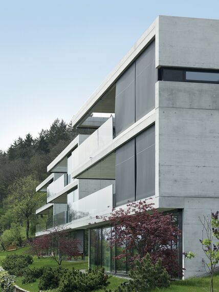 ConceptSystem 77 Okna aluminiowe oraz ConceptSystem 77 Drzwi aluminiowe - Cornemuse Apartments zlokalizowany w Vinelz bei Biel, Szwajcaria