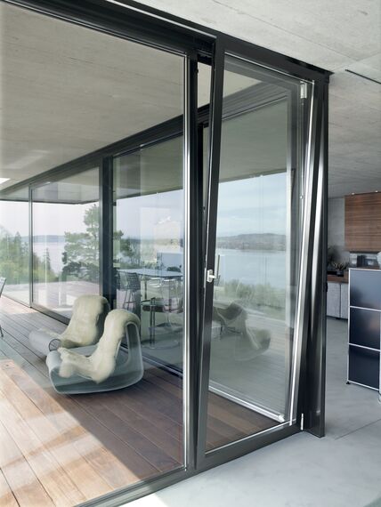 ConceptSystem 77 Okna aluminiowe oraz ConceptSystem 77 Drzwi aluminiowe - Cornemuse Apartments zlokalizowany w Vinelz bei Biel, Szwajcaria
