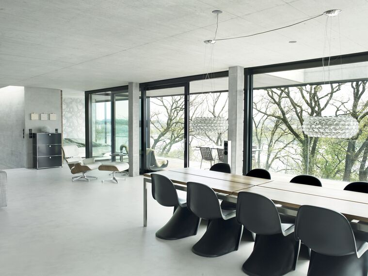 ConceptSystem 77 Okna aluminiowe oraz ConceptSystem 77 Drzwi aluminiowe - Cornemuse Apartments zlokalizowany w Vinelz bei Biel, Szwajcaria