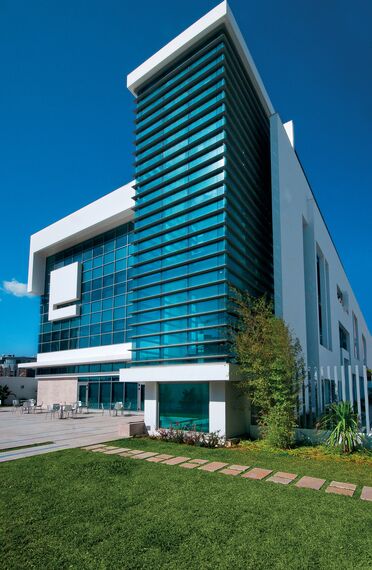 BriseSoleil 100 Osłony przeciwsłoneczne oraz ConceptWall 60 Ściany osłonowe aluminiowe - Embassy Embassy of Canada zlokalizowany w Tunis, Tunezja