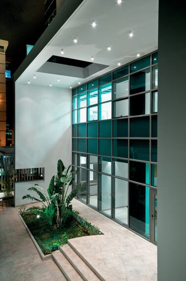 BriseSoleil 100 Osłony przeciwsłoneczne oraz ConceptWall 60 Ściany osłonowe aluminiowe - Embassy Embassy of Canada zlokalizowany w Tunis, Tunezja