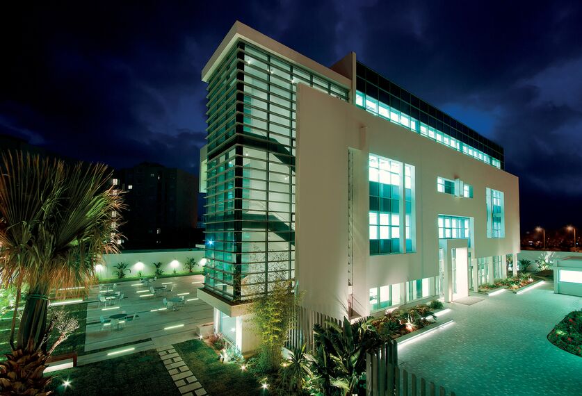 BriseSoleil 100 Osłony przeciwsłoneczne oraz ConceptWall 60 Ściany osłonowe aluminiowe - Embassy Embassy of Canada zlokalizowany w Tunis, Tunezja