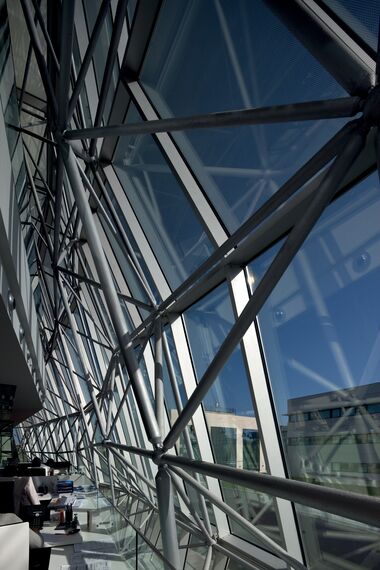 ConceptSystem 77 Drzwi aluminiowe, ConceptWall 60 Ściany osłonowe aluminiowe oraz ConceptSystem 77 Okna aluminiowe - Office building Ambar Engineering & Innovation Centre zlokalizowany w Santander, Hiszpania