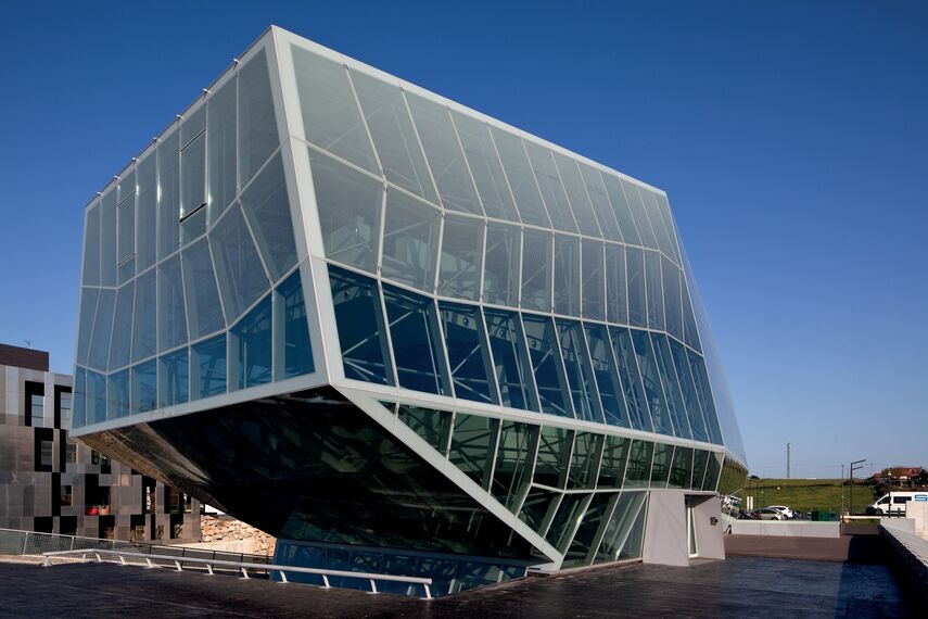 ConceptSystem 77 Drzwi aluminiowe, ConceptWall 60 Ściany osłonowe aluminiowe oraz ConceptSystem 77 Okna aluminiowe - Office building Ambar Engineering & Innovation Centre zlokalizowany w Santander, Hiszpania