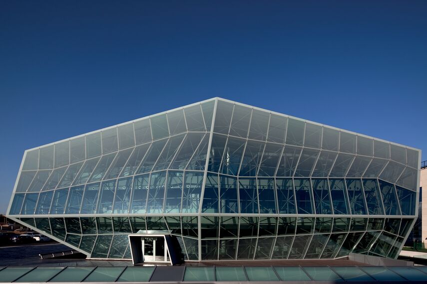 ConceptSystem 77 Drzwi aluminiowe, ConceptWall 60 Ściany osłonowe aluminiowe oraz ConceptSystem 77 Okna aluminiowe - Office building Ambar Engineering & Innovation Centre zlokalizowany w Santander, Hiszpania