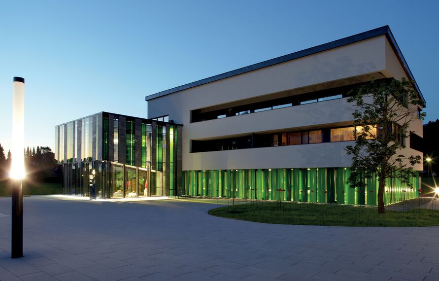 BriseSoleil 100 Osłony przeciwsłoneczne - Breitenwang Community Centre zlokalizowany w Breitenwang, Austria