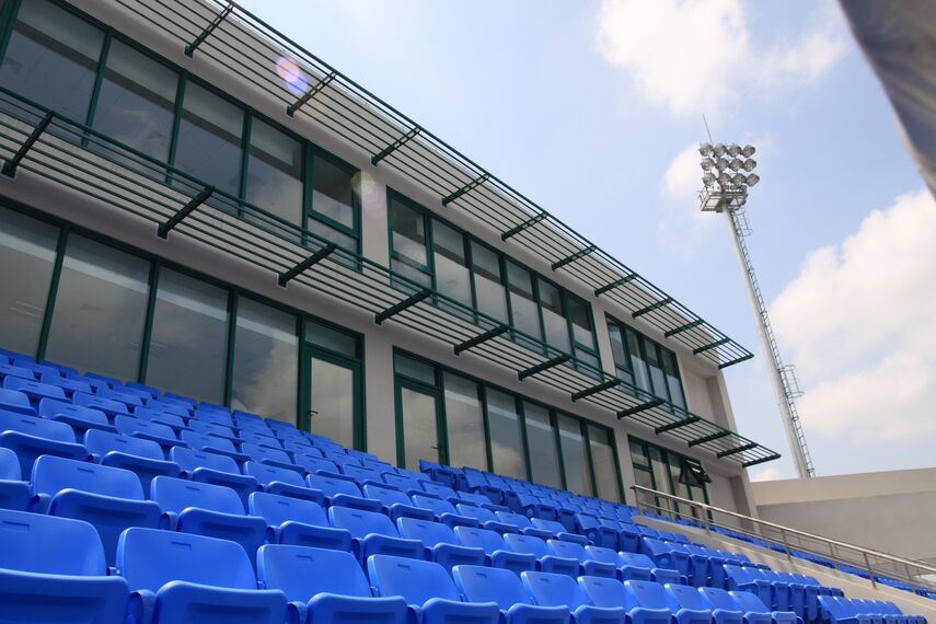 ConceptWall 60 Ściany osłonowe aluminiowe oraz BriseSoleil 100 Osłony przeciwsłoneczne - Shanghai Qizhong Tennis Centre zlokalizowany w Shanghai, Chiny