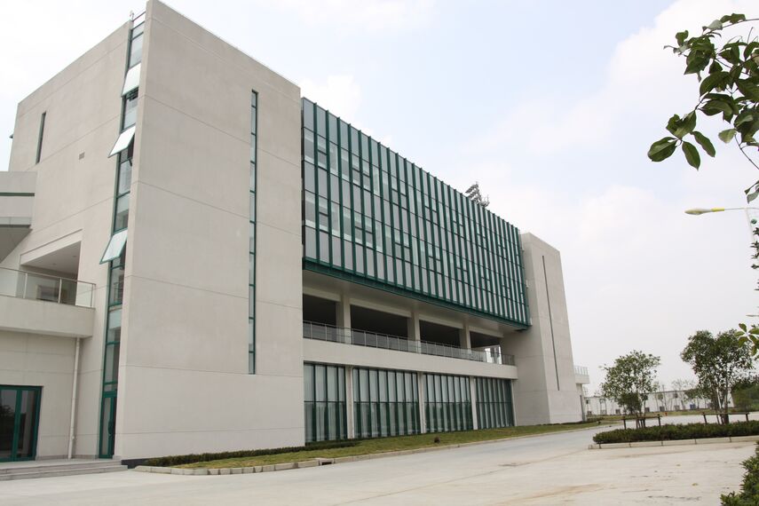 ConceptWall 60 Ściany osłonowe aluminiowe oraz BriseSoleil 100 Osłony przeciwsłoneczne - Shanghai Qizhong Tennis Centre zlokalizowany w Shanghai, Chiny