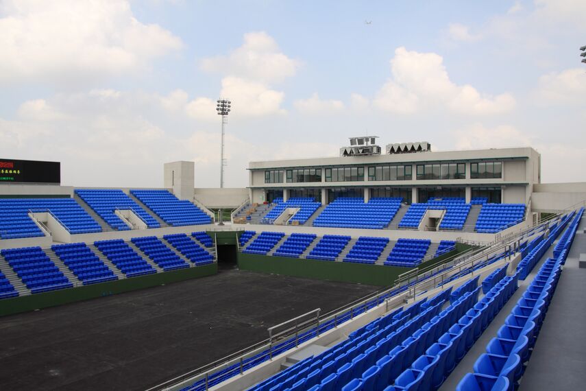 ConceptWall 60 Ściany osłonowe aluminiowe oraz BriseSoleil 100 Osłony przeciwsłoneczne - Shanghai Qizhong Tennis Centre zlokalizowany w Shanghai, Chiny